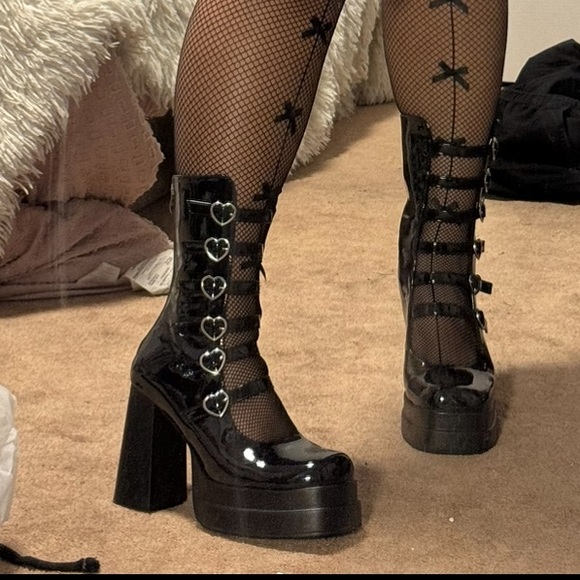 HighHeel Boots With Square Toe, Chunky Heel And Six Rows Of Hollow Heart Buckles - Picture 2 of 3